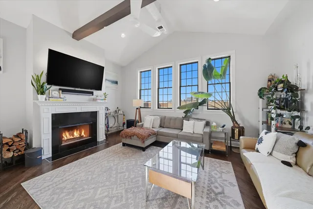 $700,000 | 3511 North Wilton Avenue, Unit 4, Chicago, IL 60657