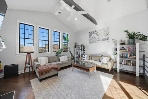 $700,000 | 3511 North Wilton Avenue, Unit 4, Chicago, IL 60657