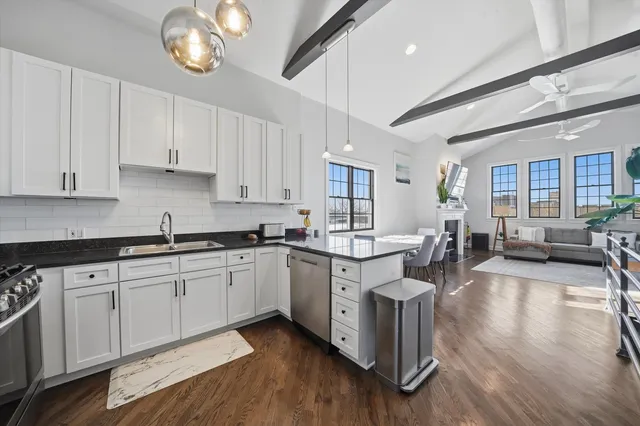 $700,000 | 3511 North Wilton Avenue, Unit 4, Chicago, IL 60657