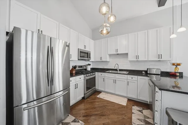 $700,000 | 3511 North Wilton Avenue, Unit 4, Chicago, IL 60657