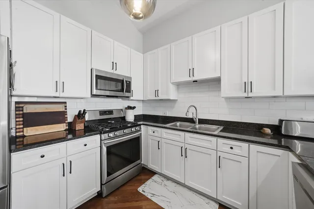 $700,000 | 3511 North Wilton Avenue, Unit 4, Chicago, IL 60657