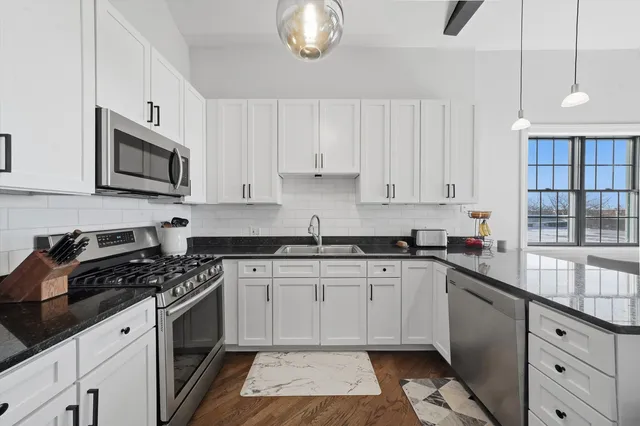 $700,000 | 3511 North Wilton Avenue, Unit 4, Chicago, IL 60657