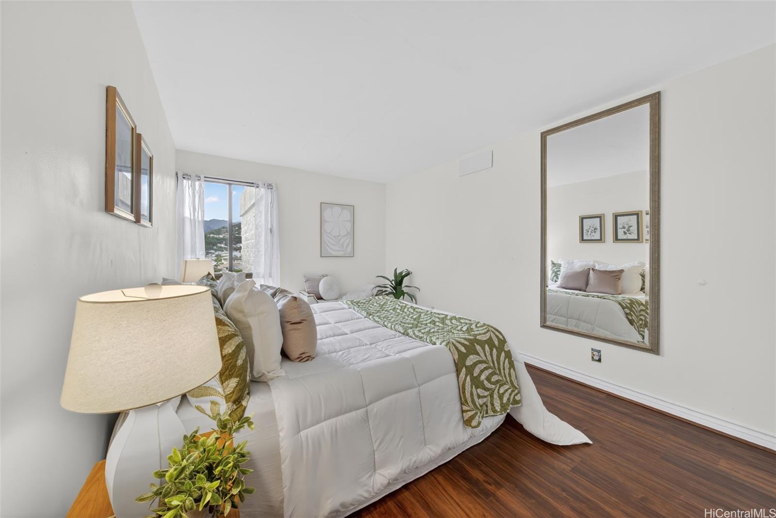 217 Prospect Street, Unit M9 Honolulu, HI 96813 - Photo 11 of 22 a bedroom with a bed and window