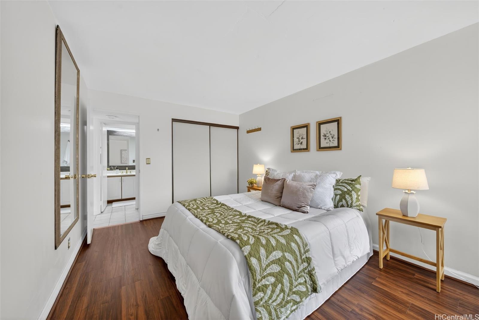 217 Prospect Street, Unit M9 Honolulu, HI 96813 - Photo 12 of 22 a bedroom with a bed and a view of bedroom