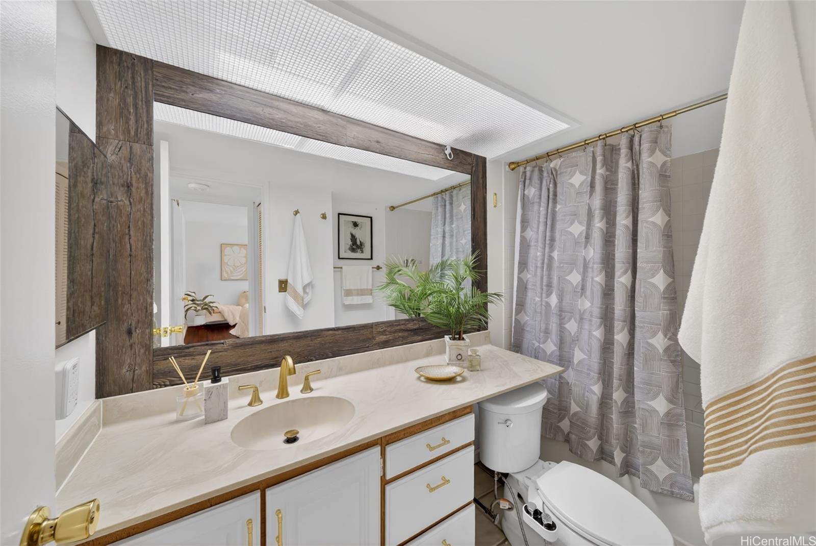 217 Prospect Street, Unit M9 Honolulu, HI 96813 - Photo 13 of 22 a bathroom with a sink vanity mirror and toilet