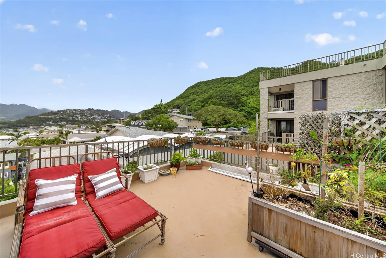 217 Prospect Street, Unit M9 Honolulu, HI 96813 - Photo 14 of 22 a balcony with an outdoor seating
