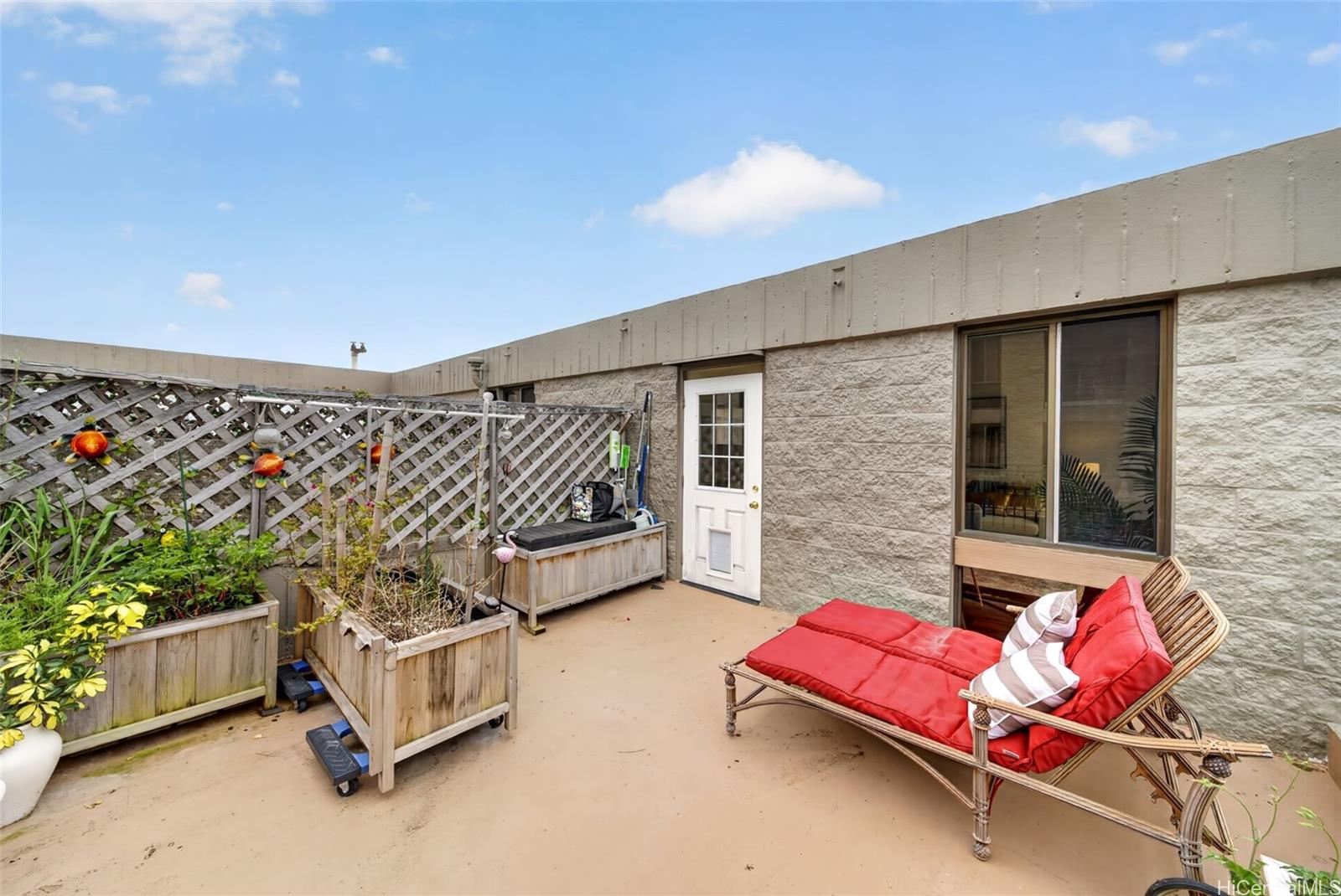 217 Prospect Street, Unit M9 Honolulu, HI 96813 - Photo 15 of 22 a building outdoor space with patio furniture and potted plants