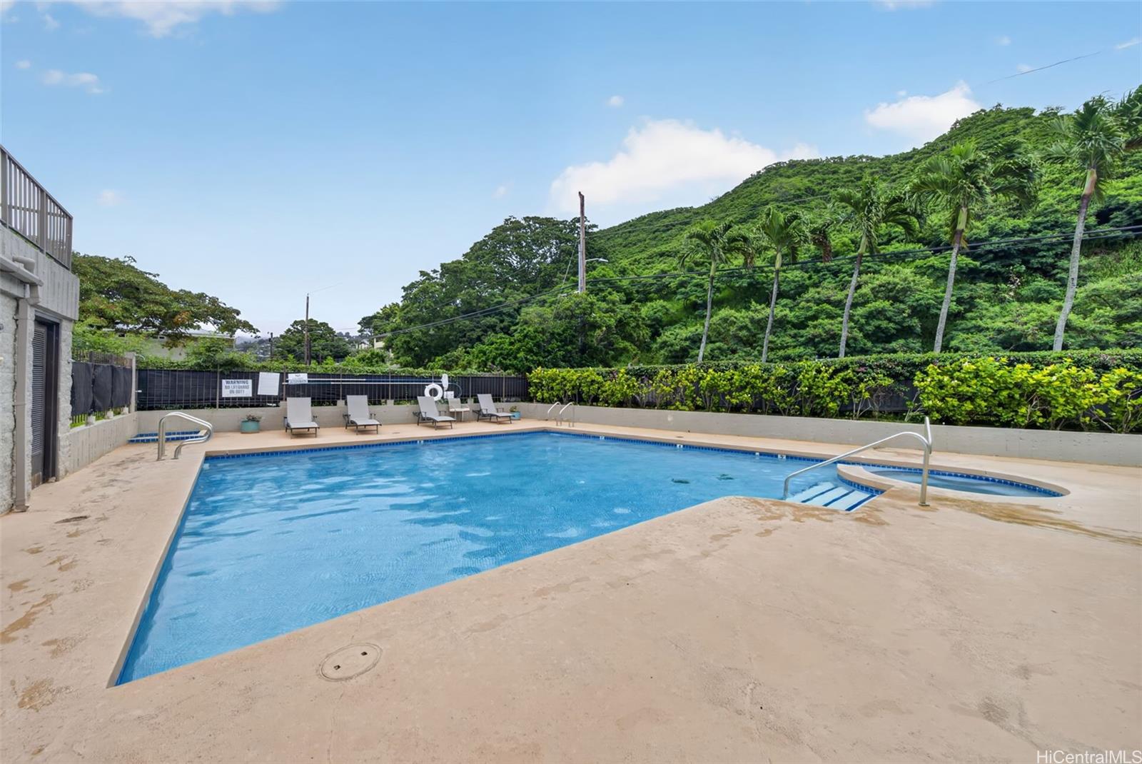 217 Prospect Street, Unit M9 Honolulu, HI 96813 - Photo 17 of 22 a view of a swimming pool with an outdoor seating and a garden