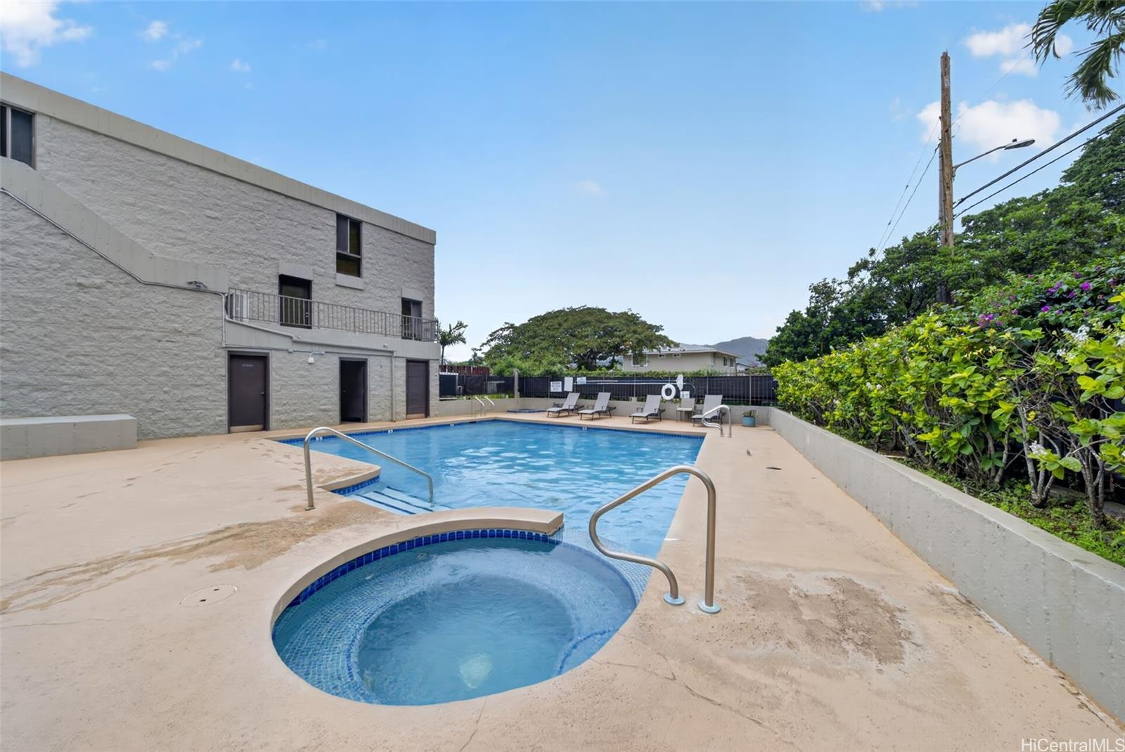217 Prospect Street, Unit M9 Honolulu, HI 96813 - Photo 18 of 22 a view of a house with a swimming pool