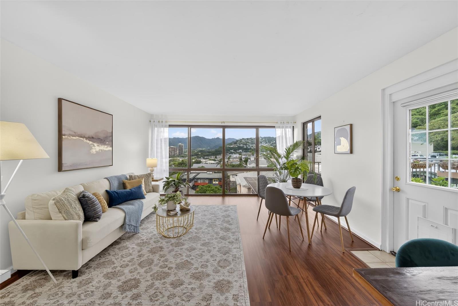 217 Prospect Street, Unit M9 Honolulu, HI 96813 - Photo 4 of 22 a living room with furniture and a large window