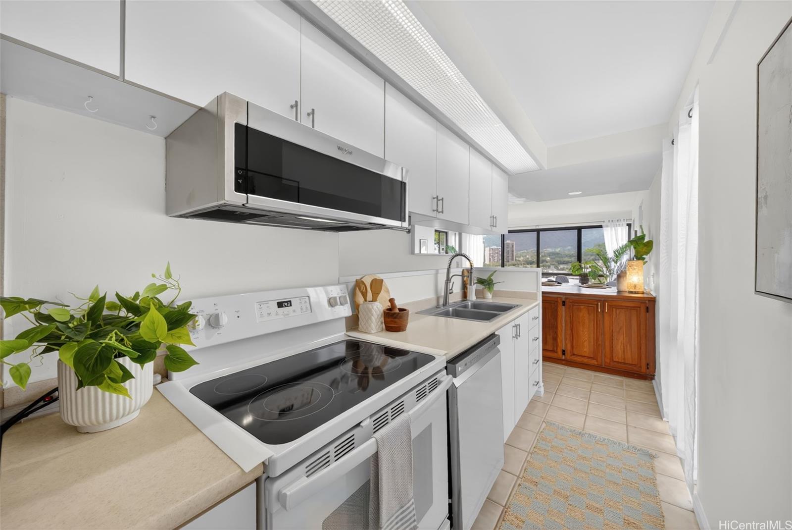 217 Prospect Street, Unit M9 Honolulu, HI 96813 - Photo 8 of 22 a kitchen that has a sink and a stove top oven