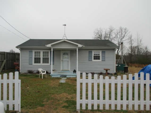 995 Rose Hill Road Pulaski, TN 38478 - Photo 4 of 20 a front view of a house with garden
