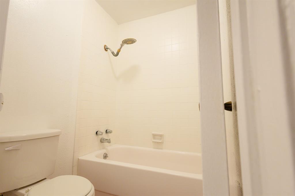 5540 Boca Raton Boulevard, Unit 175 Fort Worth, TX 76112 - Photo 27 of 30 Bathroom featuring toilet and washtub / shower combination