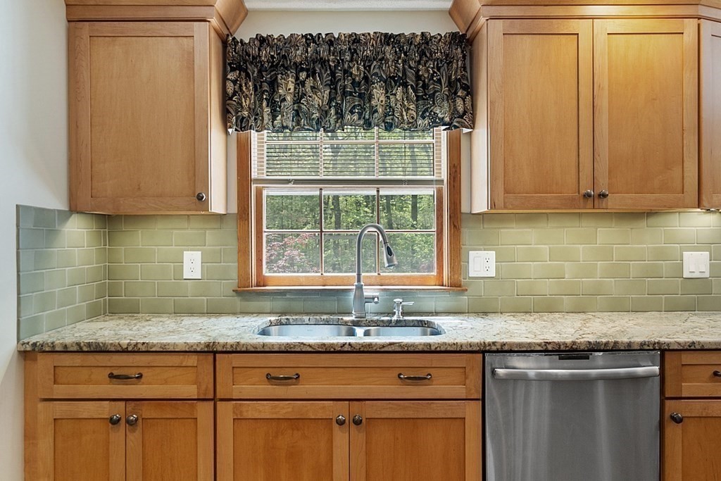 97 Autumn Road Lunenburg, MA 01462 - Photo 5 of 41