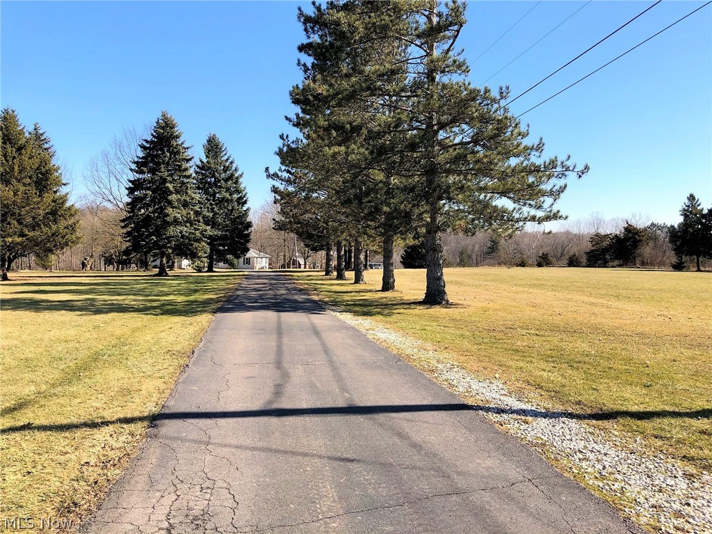 9307 Vermilion Road Amherst, OH 44001 - Photo 3 of 35