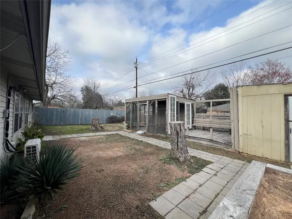 $250,000 | 2204 Smith Avenue, Taylor, TX 76574