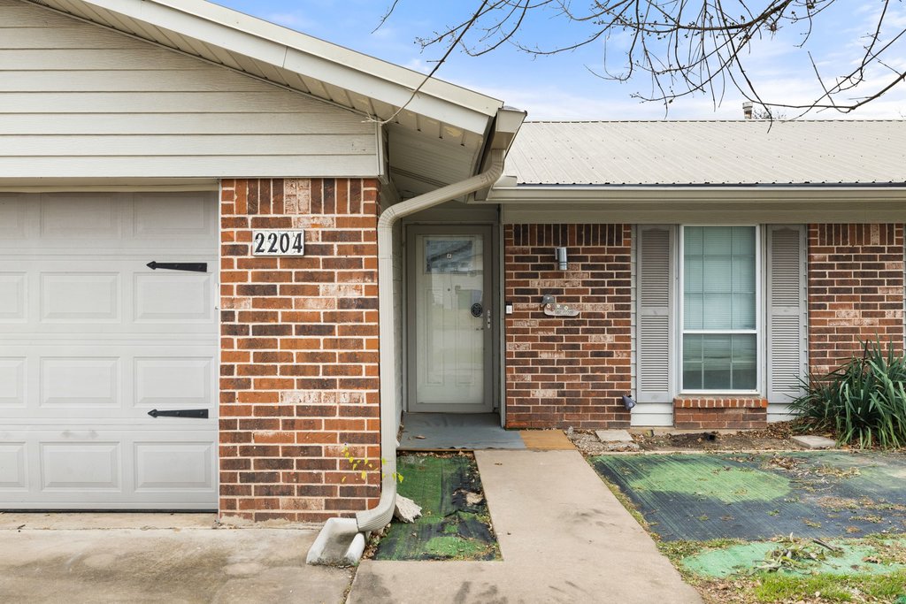 2204 Smith Avenue Taylor, TX 76574 - Photo 4 of 40 a front view of a house
