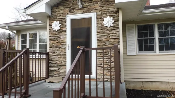 $3,950 | 10 South Nauraushaun Road, Pearl River, NY 10965