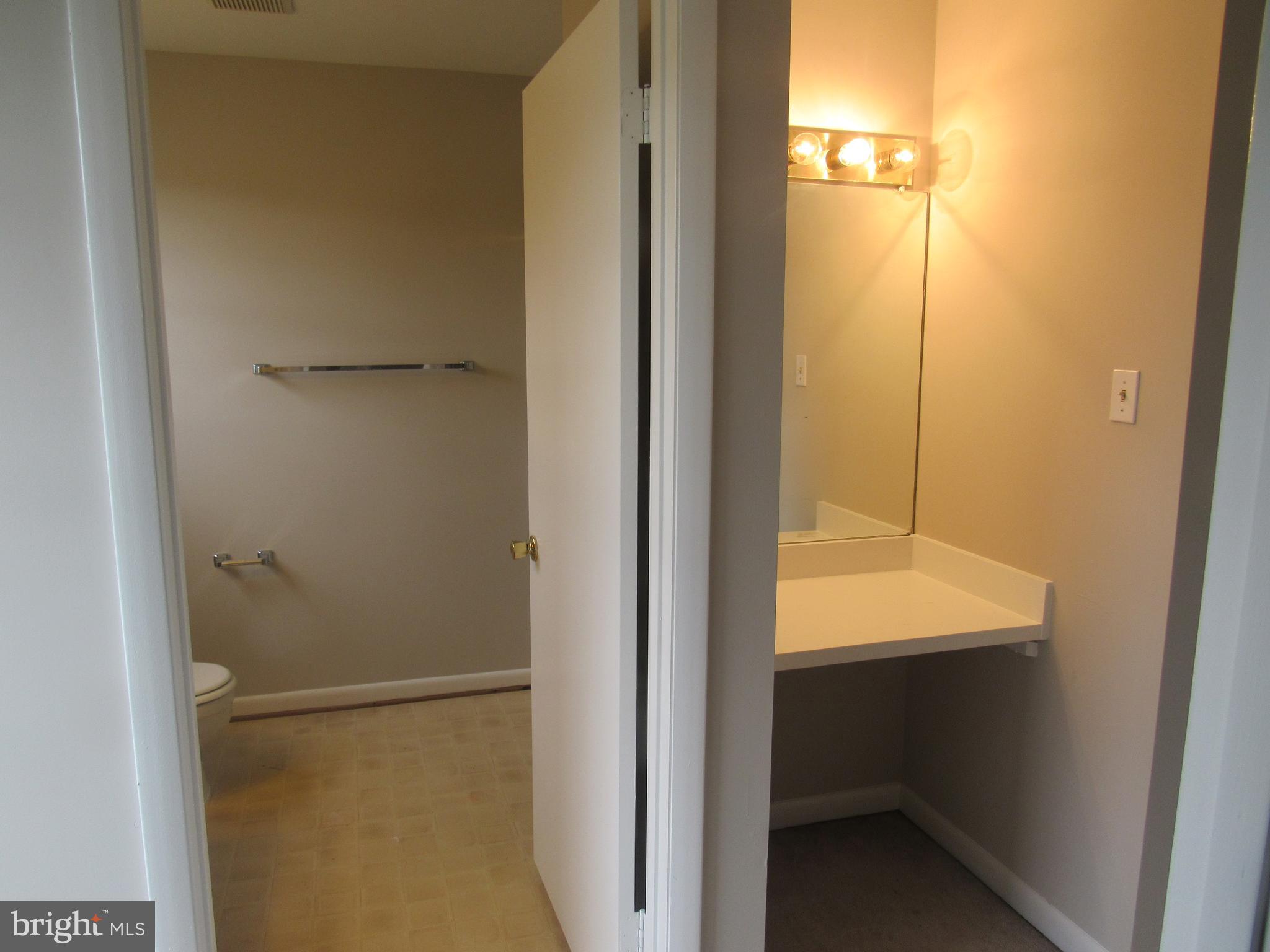6652 Hunter Road Elkridge, MD 21075 - Photo 18 of 30 Dressing Table