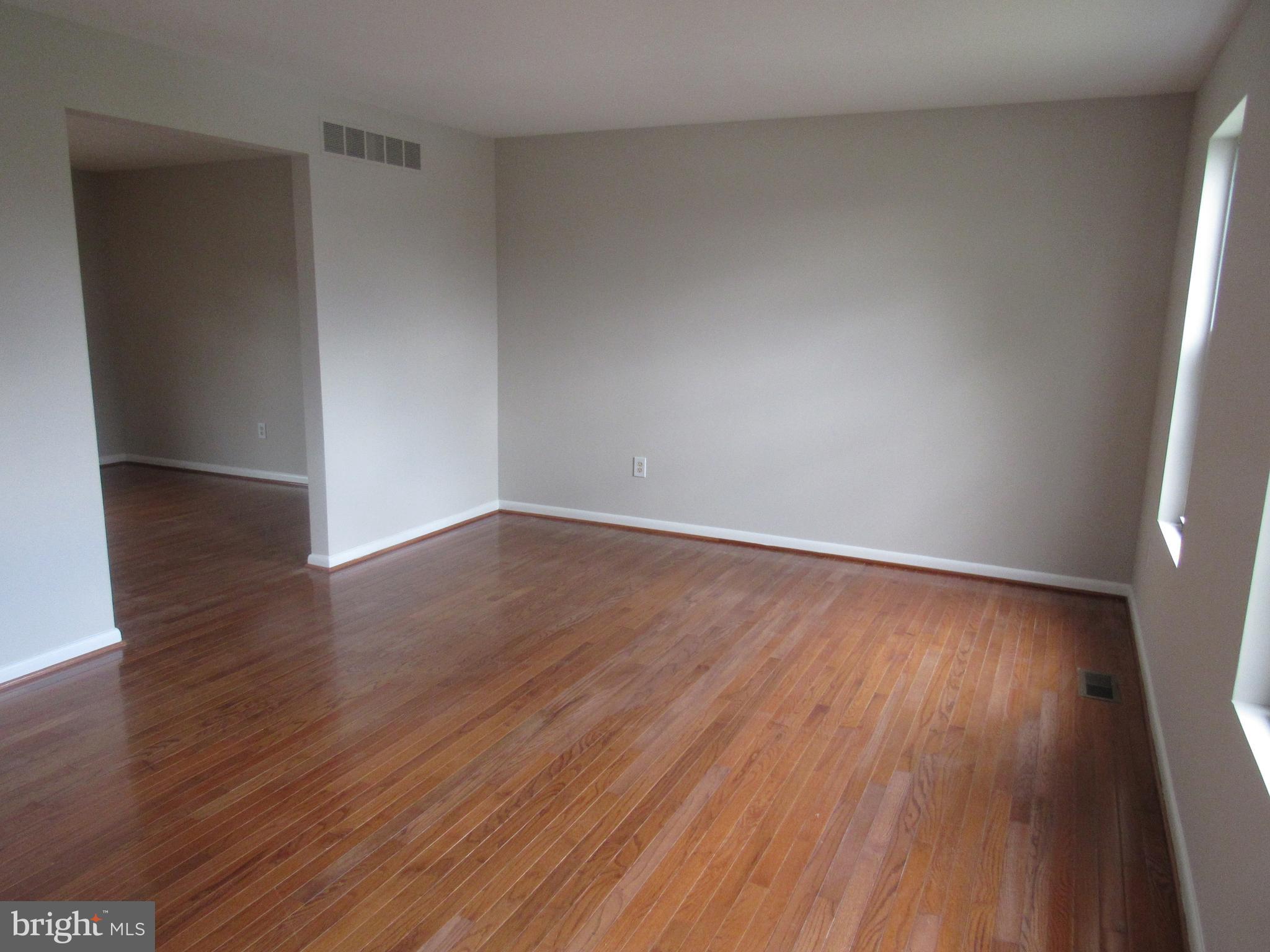 6652 Hunter Road Elkridge, MD 21075 - Photo 5 of 30 Living Room