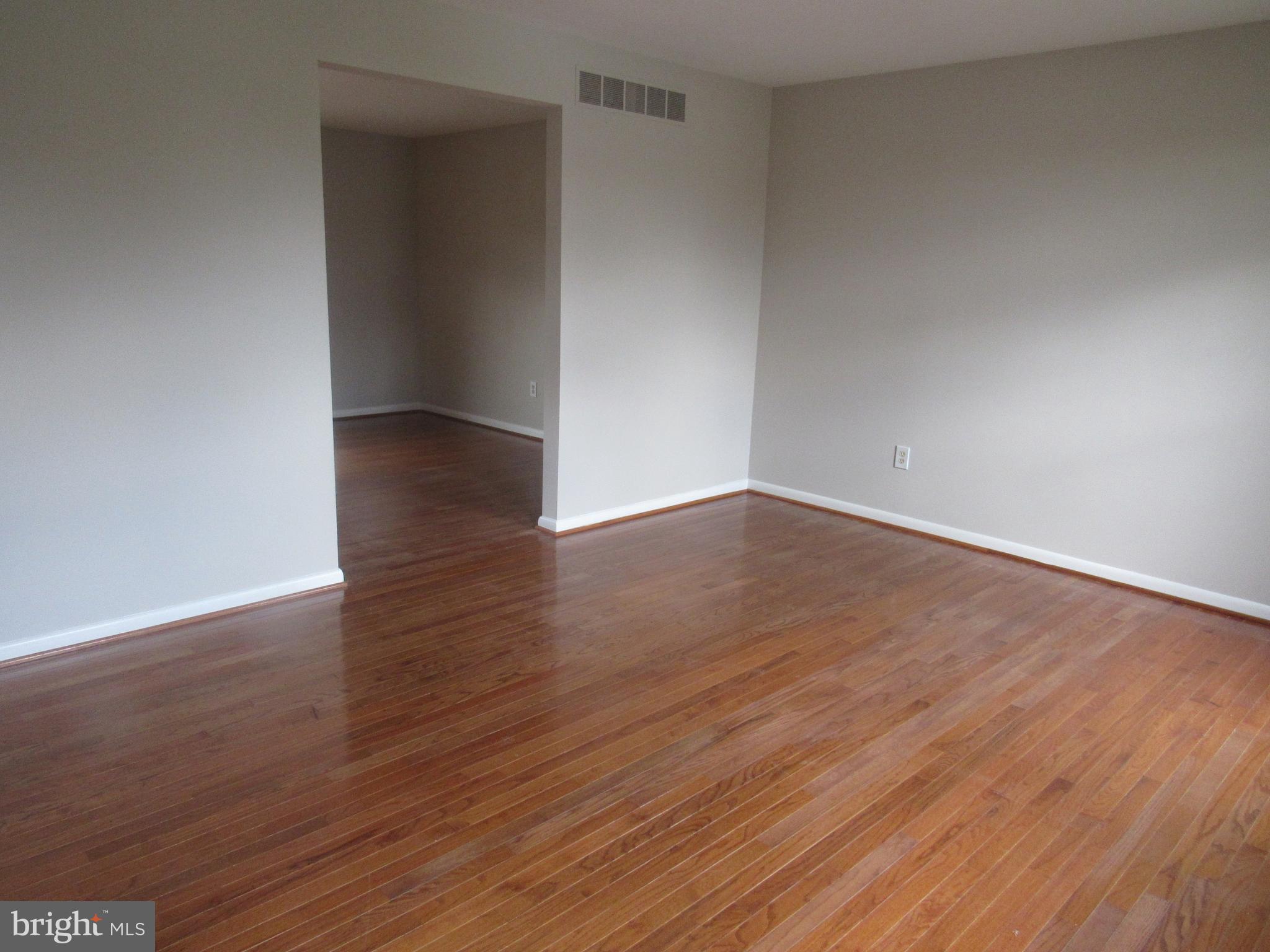 6652 Hunter Road Elkridge, MD 21075 - Photo 6 of 30 Living Room