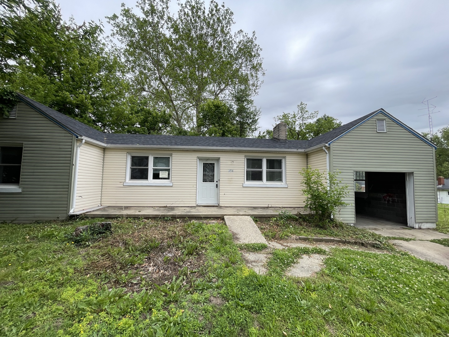754 South Oakland Avenue Decatur, IL 62522 - Photo 3 of 18 a view of a house with yard and a garden