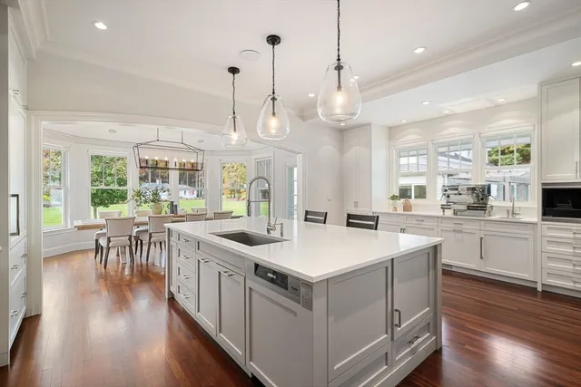 a large kitchen with kitchen island a large island in it
