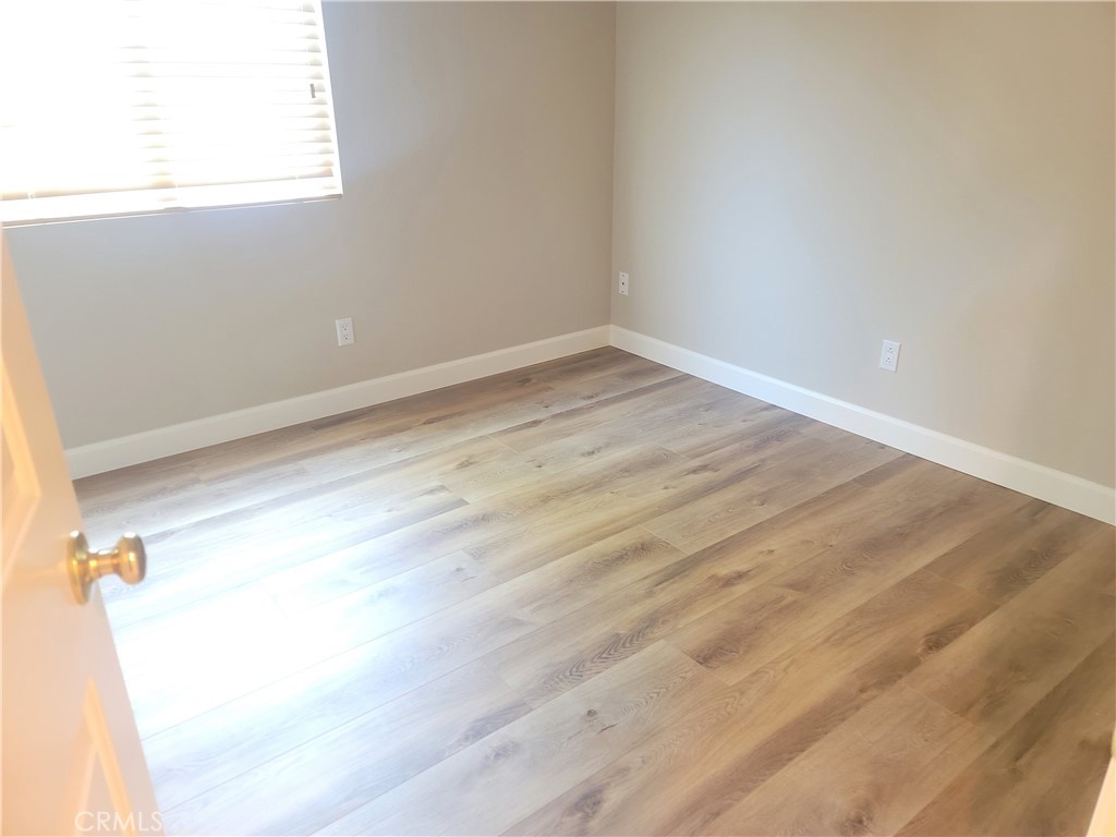 44915 Machon Road Temecula, CA 92592 - Photo 20 of 40 a view of a window in an empty room