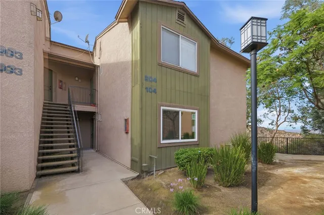 a view of a house with backyard and trees