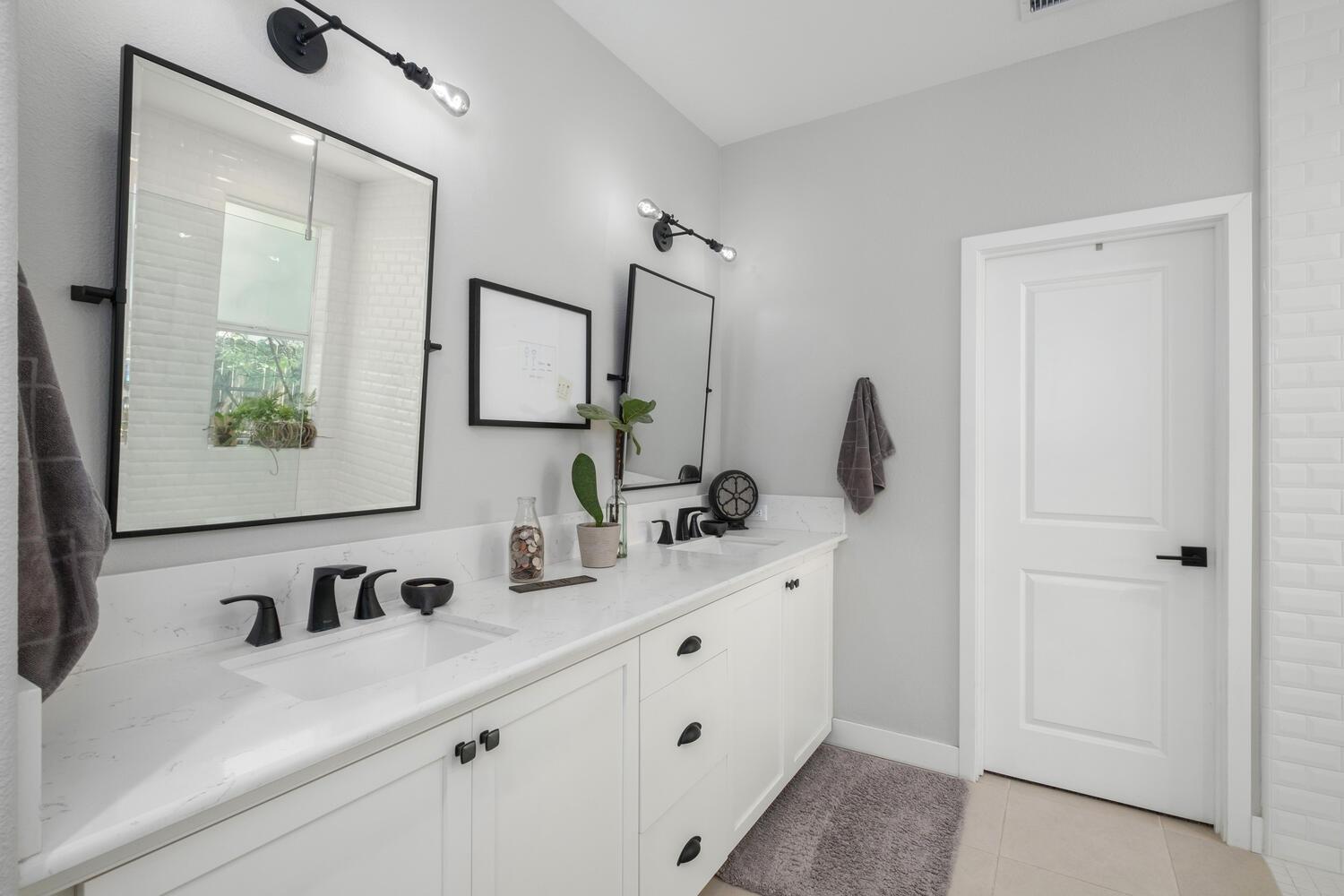 3477 Junipero Avenue Clovis, CA 93619 - Photo 19 of 39 a bathroom with double vanity sink and mirror