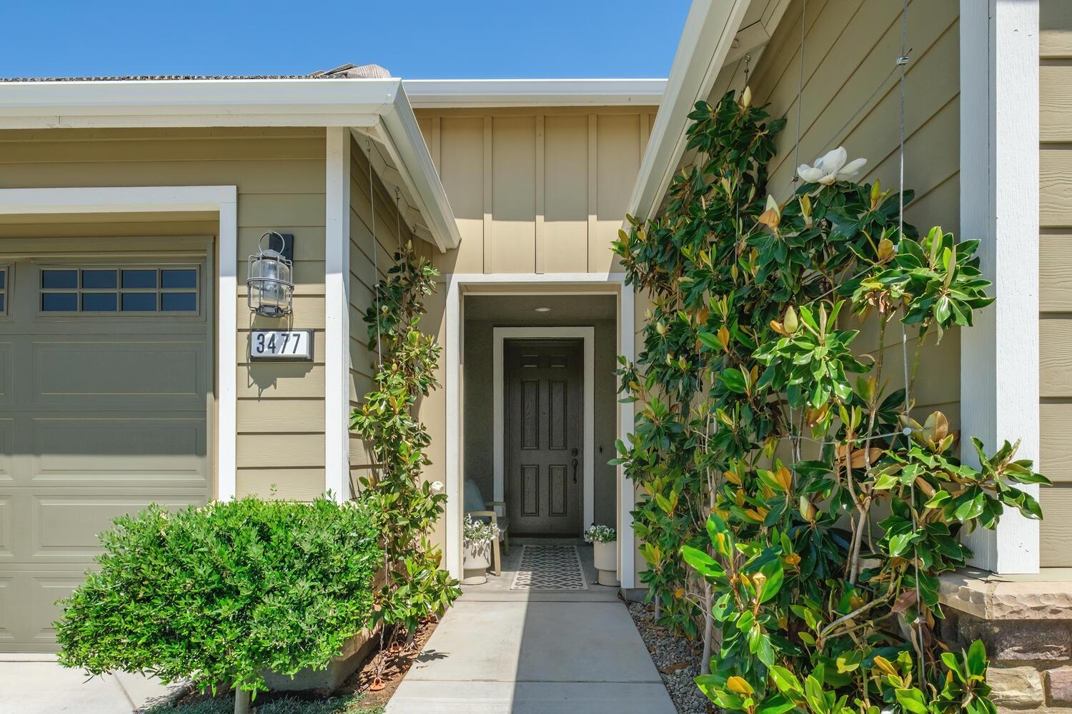 3477 Junipero Avenue Clovis, CA 93619 - Photo 6 of 39 a front view of a house with garden