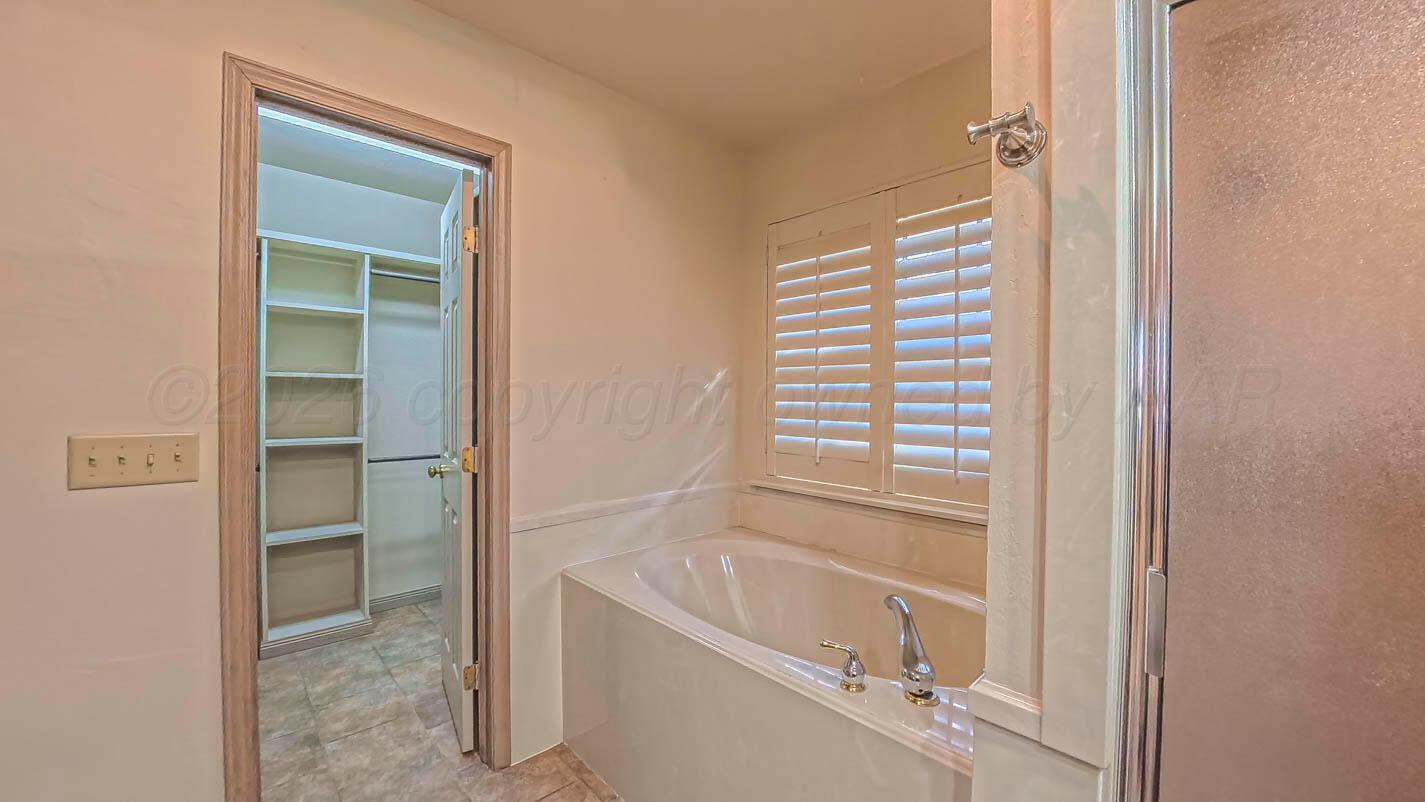 4311 Arp Place Amarillo, TX 79109 - Photo 20 of 36 a bathroom with a bathtub