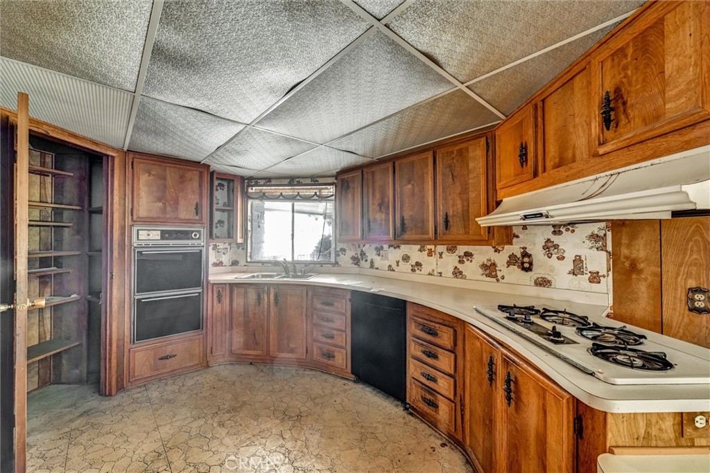 1348 Jasmine Way Hemet, CA 92545 - Photo 15 of 33 a kitchen with stainless steel appliances granite countertop a stove and a refrigerator