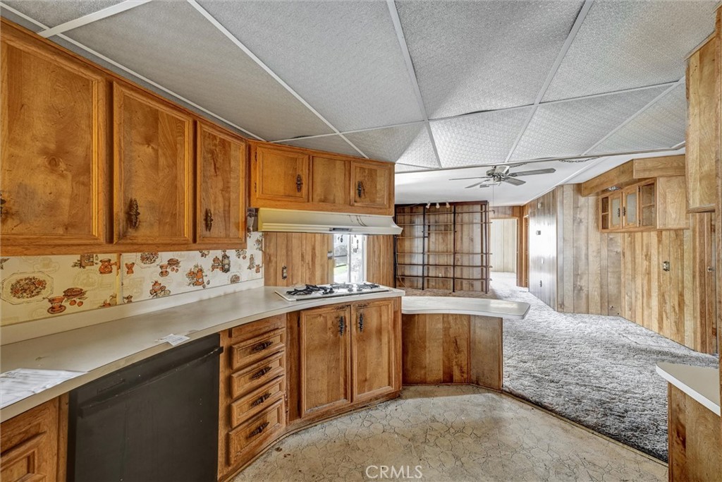 1348 Jasmine Way Hemet, CA 92545 - Photo 16 of 33 a large kitchen with a large window