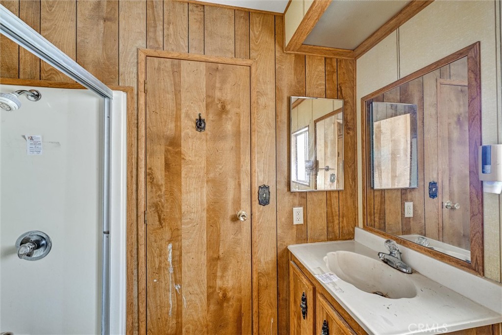 1348 Jasmine Way Hemet, CA 92545 - Photo 21 of 33 a bathroom with a sink and a mirror