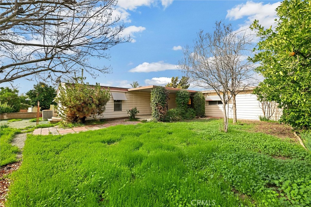 1348 Jasmine Way Hemet, CA 92545 - Photo 30 of 33 a front view of a house with garden
