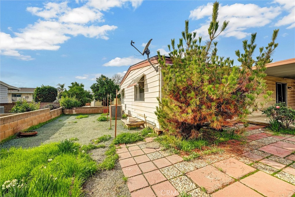 1348 Jasmine Way Hemet, CA 92545 - Photo 31 of 33 a backyard of a house with lots of green space