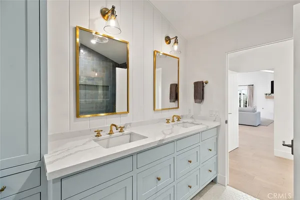 a en suite bathroom with double sink and a mirror