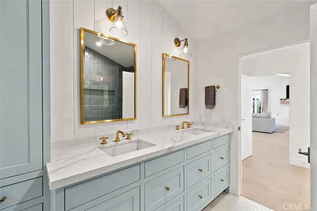 a en suite bathroom with double sink and a mirror