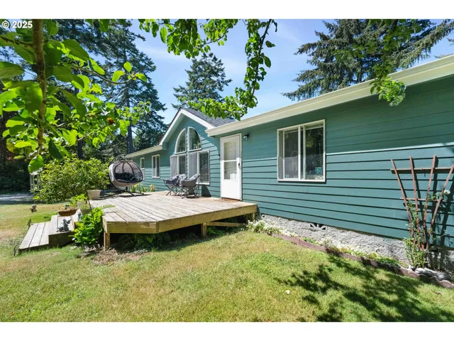 a view of yard with green space