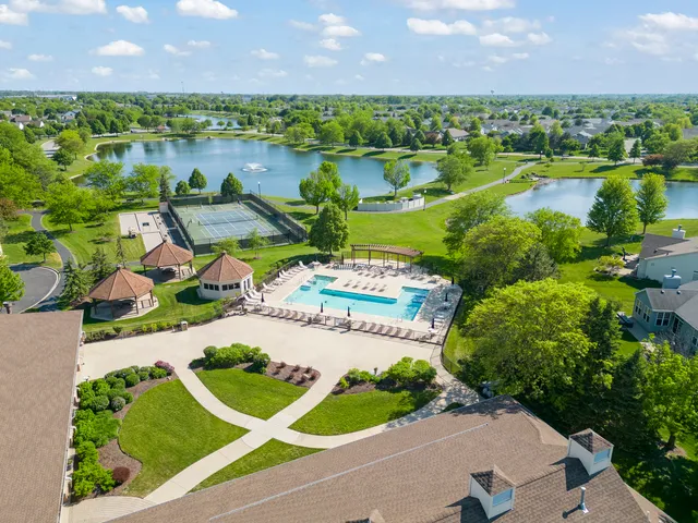 $400,000 | 16174 Seneca Lake Circle, Crest Hill, IL 60403