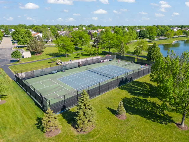 $400,000 | 16174 Seneca Lake Circle, Crest Hill, IL 60403