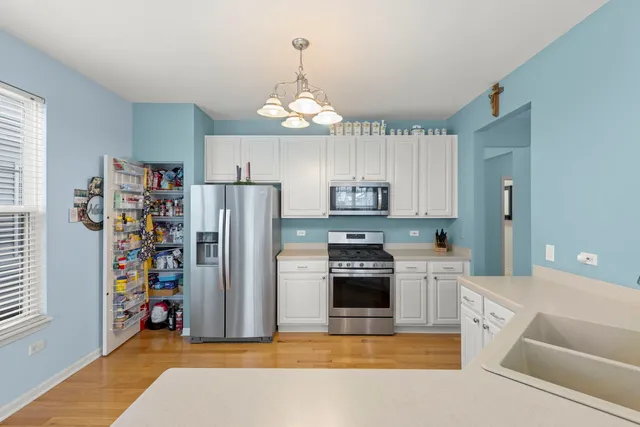 $400,000 | 16174 Seneca Lake Circle, Crest Hill, IL 60403