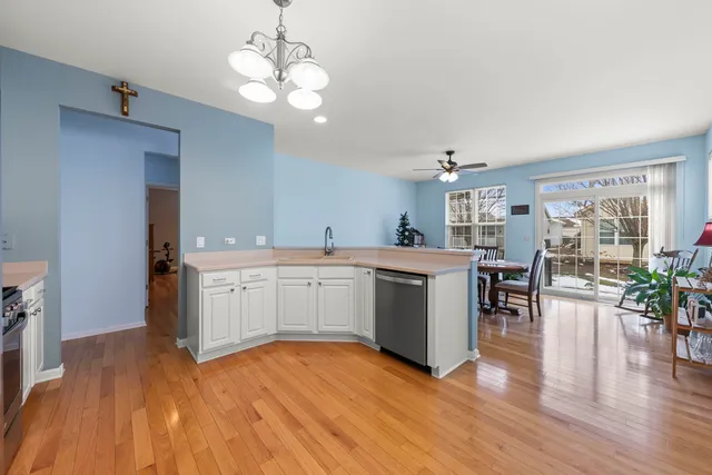 $400,000 | 16174 Seneca Lake Circle, Crest Hill, IL 60403