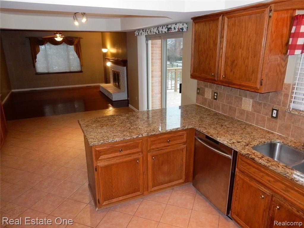 884 Ten Point Drive Rochester, MI 48309 - Photo 17 of 71 AKitchen2 (Large).jpg