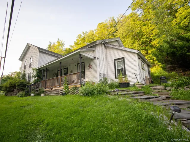 a view of a house with backyard and garden
