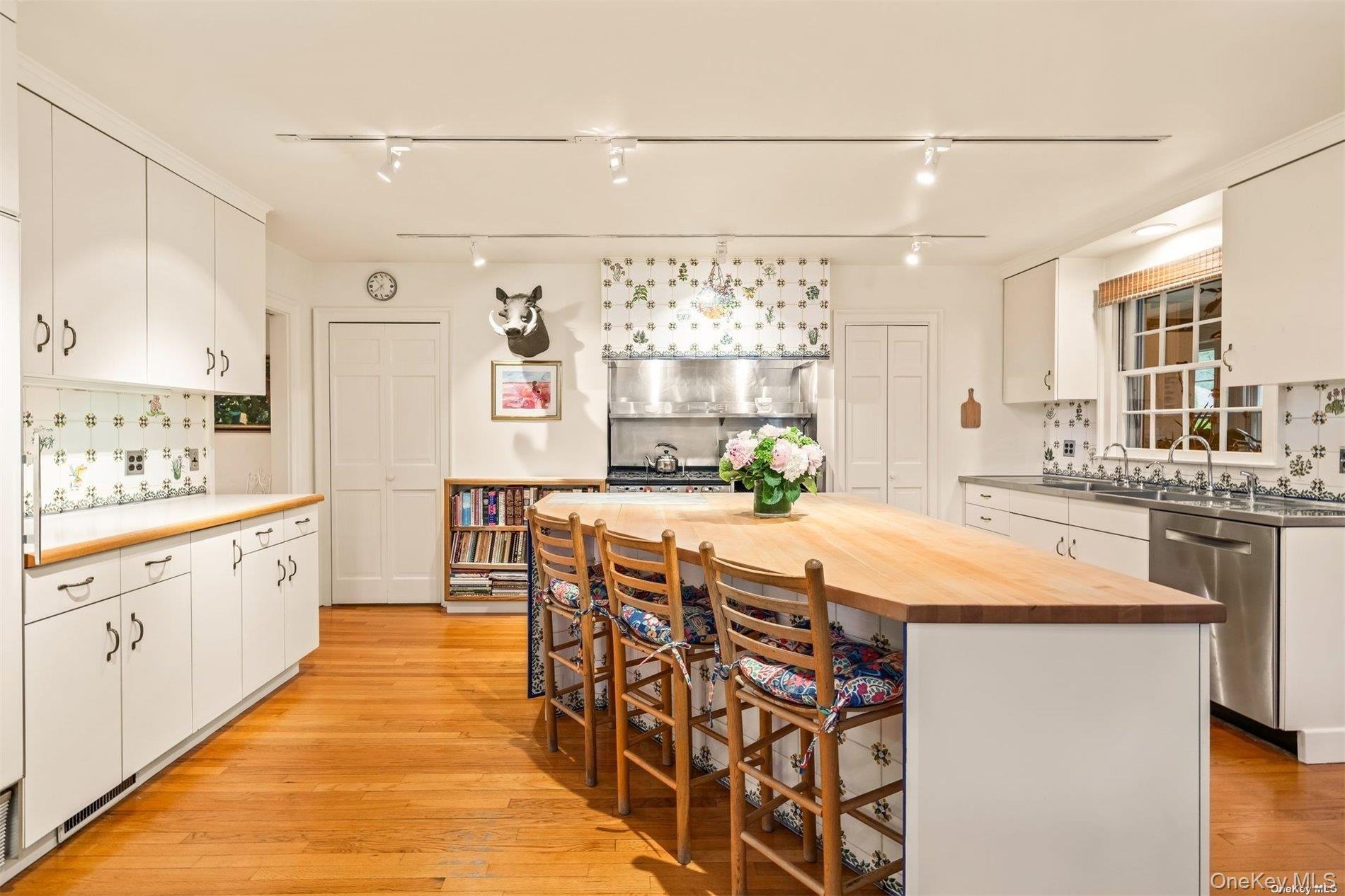 200 Cleft Road Mill Neck, NY 11765 - Photo 13 of 36 Gourmet Kitchen