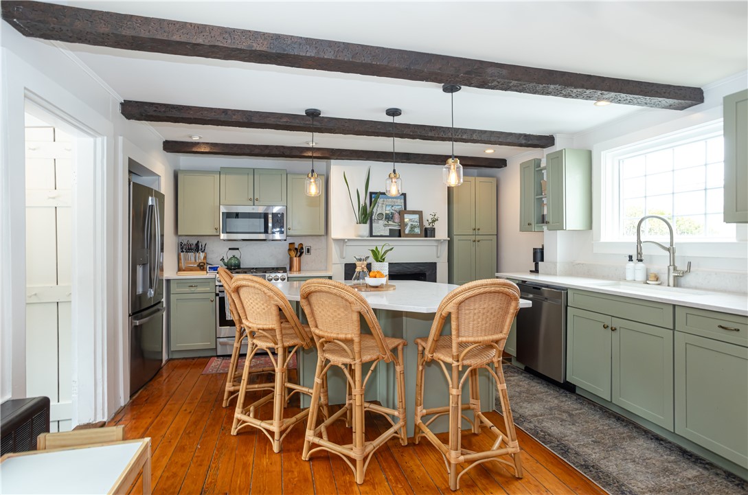 417 Middle Road Portsmouth, RI 02871 - Photo 6 of 32 Gallery Image 6