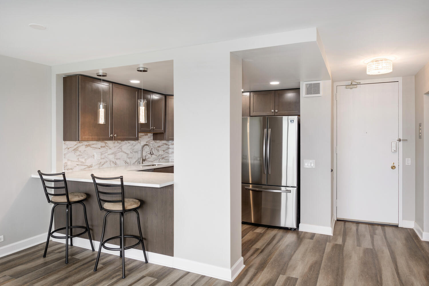 5445 North Sheridan Road, Unit 2708 Chicago, IL 60640 - Photo 5 of 16 a kitchen with a table and chairs
