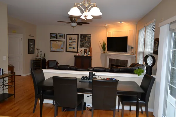 $2,900 | 2990 Peachtree Circle, Aurora, IL 60502